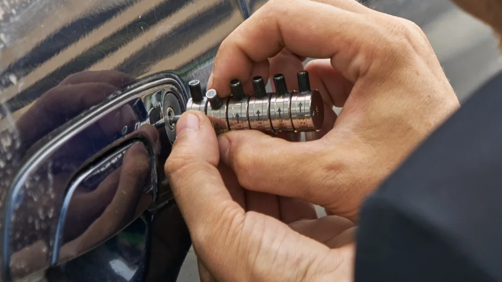 Car key replacement and cutting service